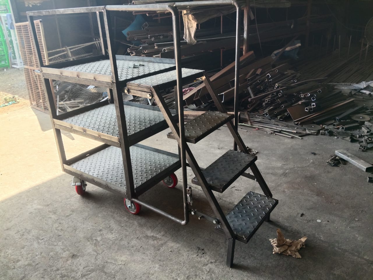 可折叠的梯子手推车