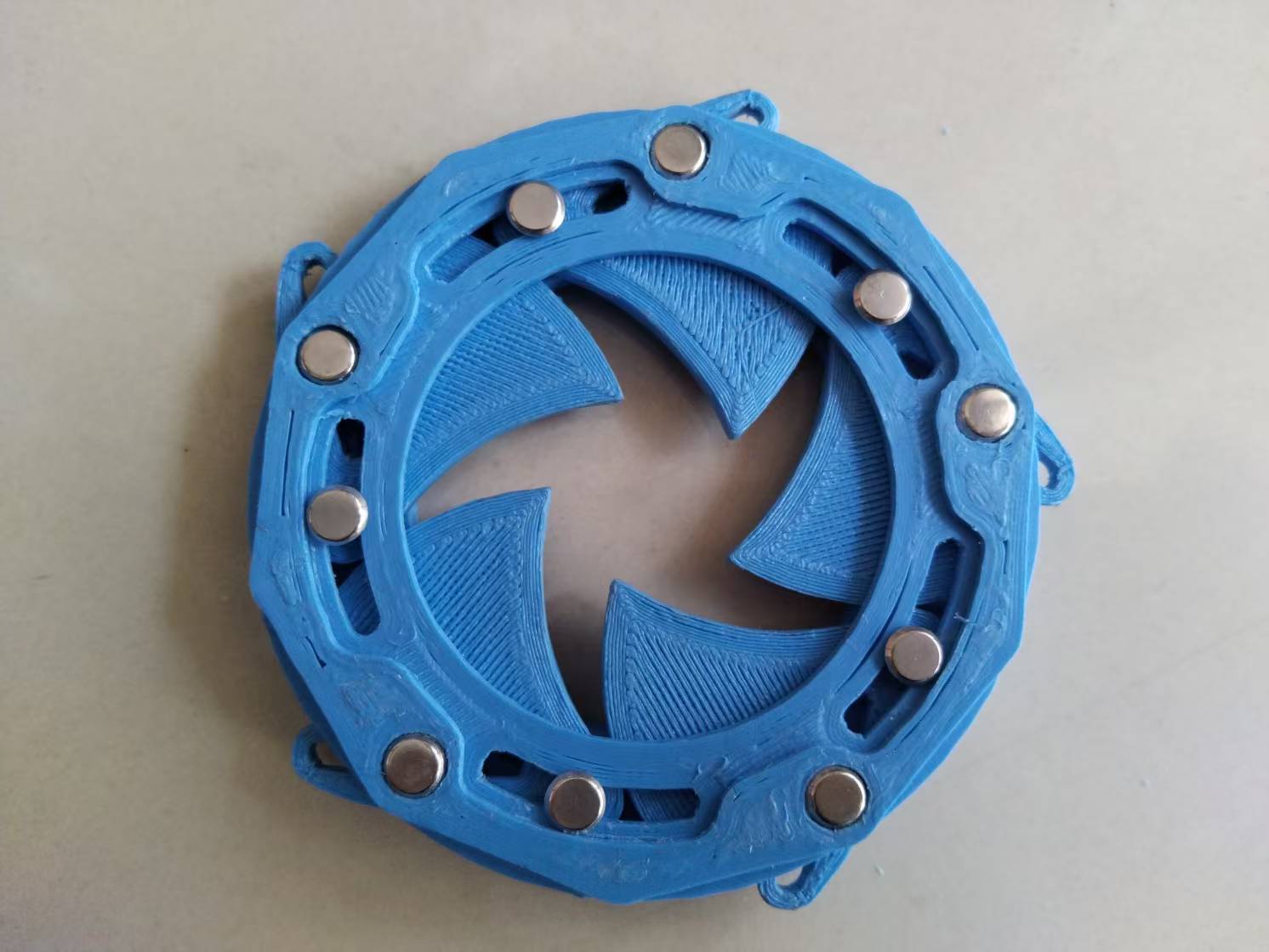 五叶片旋转虹膜结构