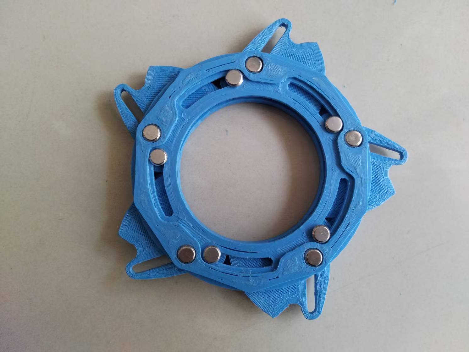 五叶片旋转虹膜结构