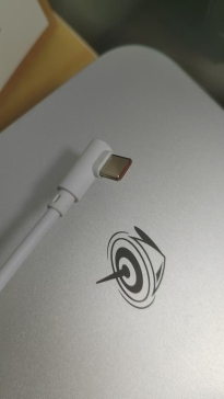 适用于荣耀® 50 智能手机的带 L 形电缆端口的定制充电支架