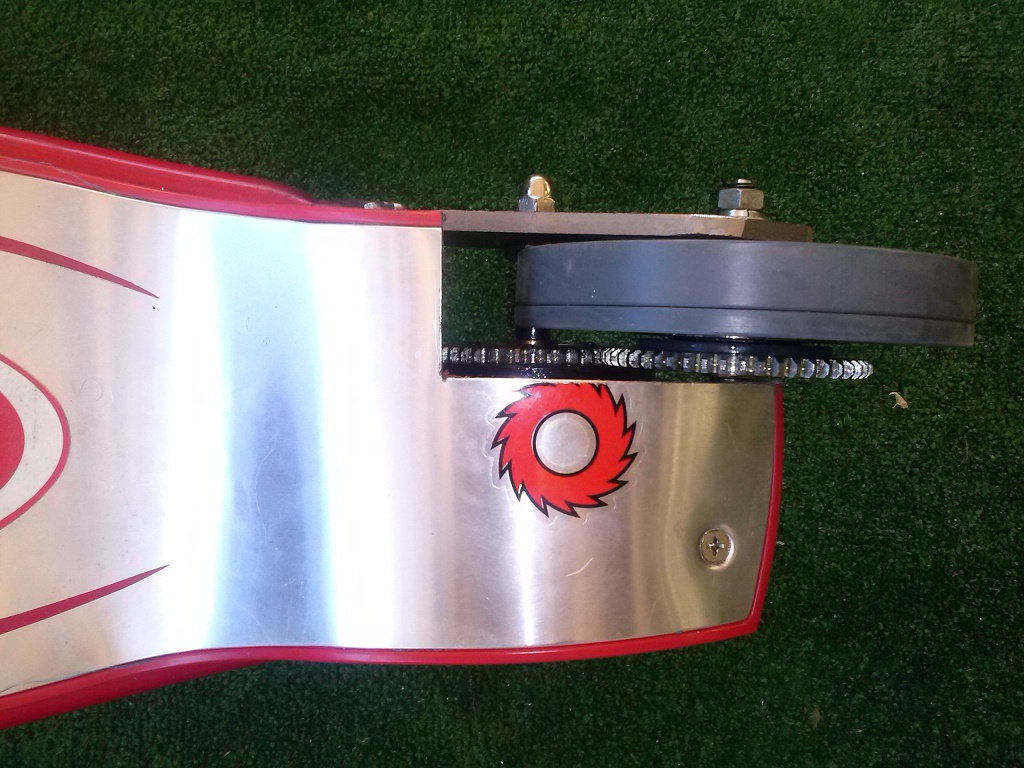 G067532-碳纤维上的Chrome (1)=滑板车