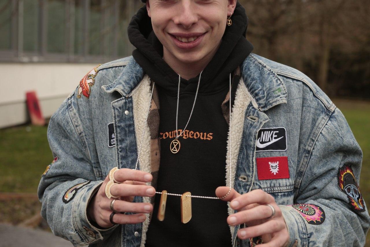 星期五为未来狗牌