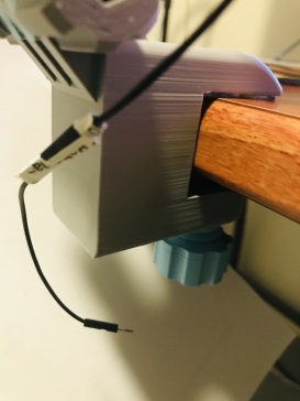 线性执行器由伺服电机驱动，带有台架固定器