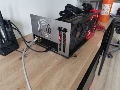 PC ITX 机箱，带 ATX 电源