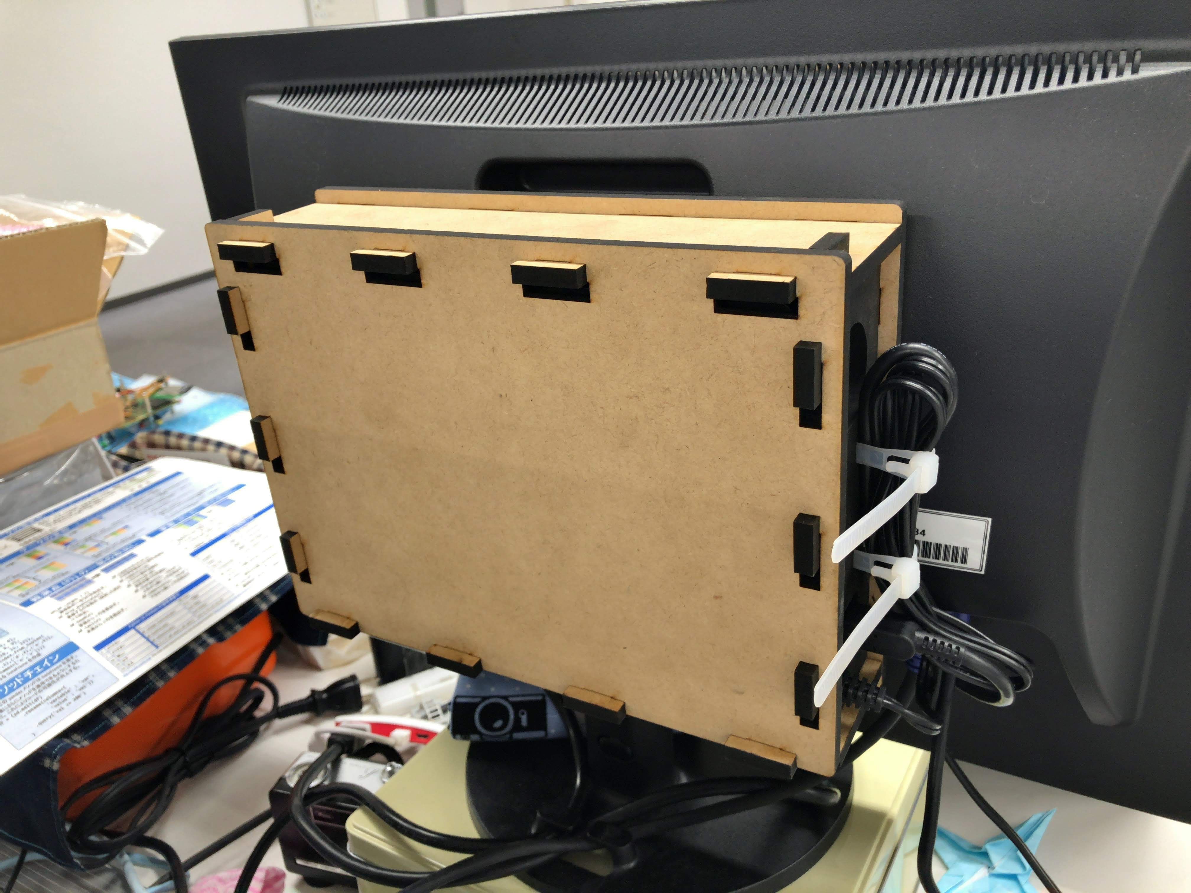 桌面显示器上的HDD支架(中密度纤维板)