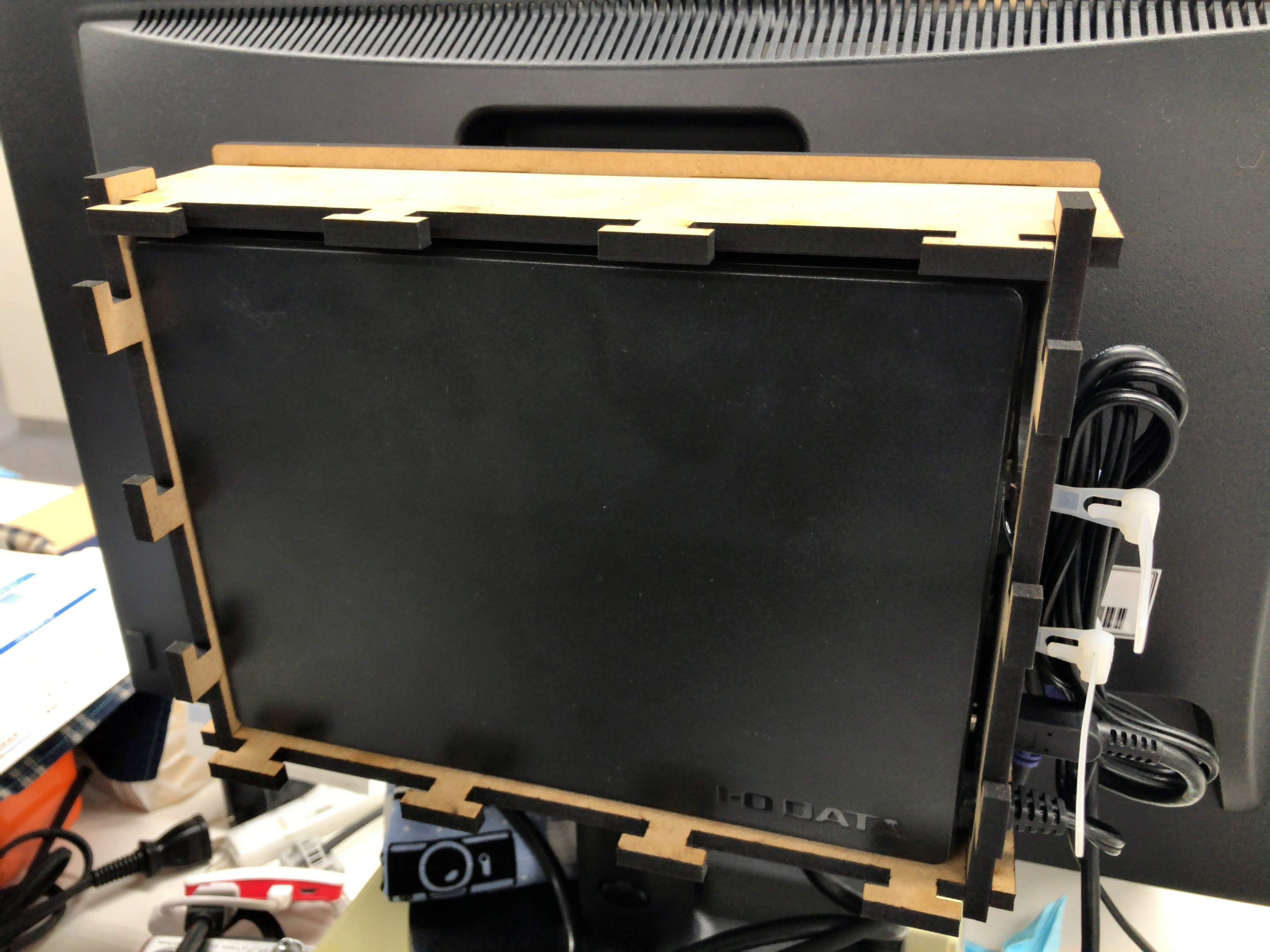 桌面显示器上的HDD支架(中密度纤维板)