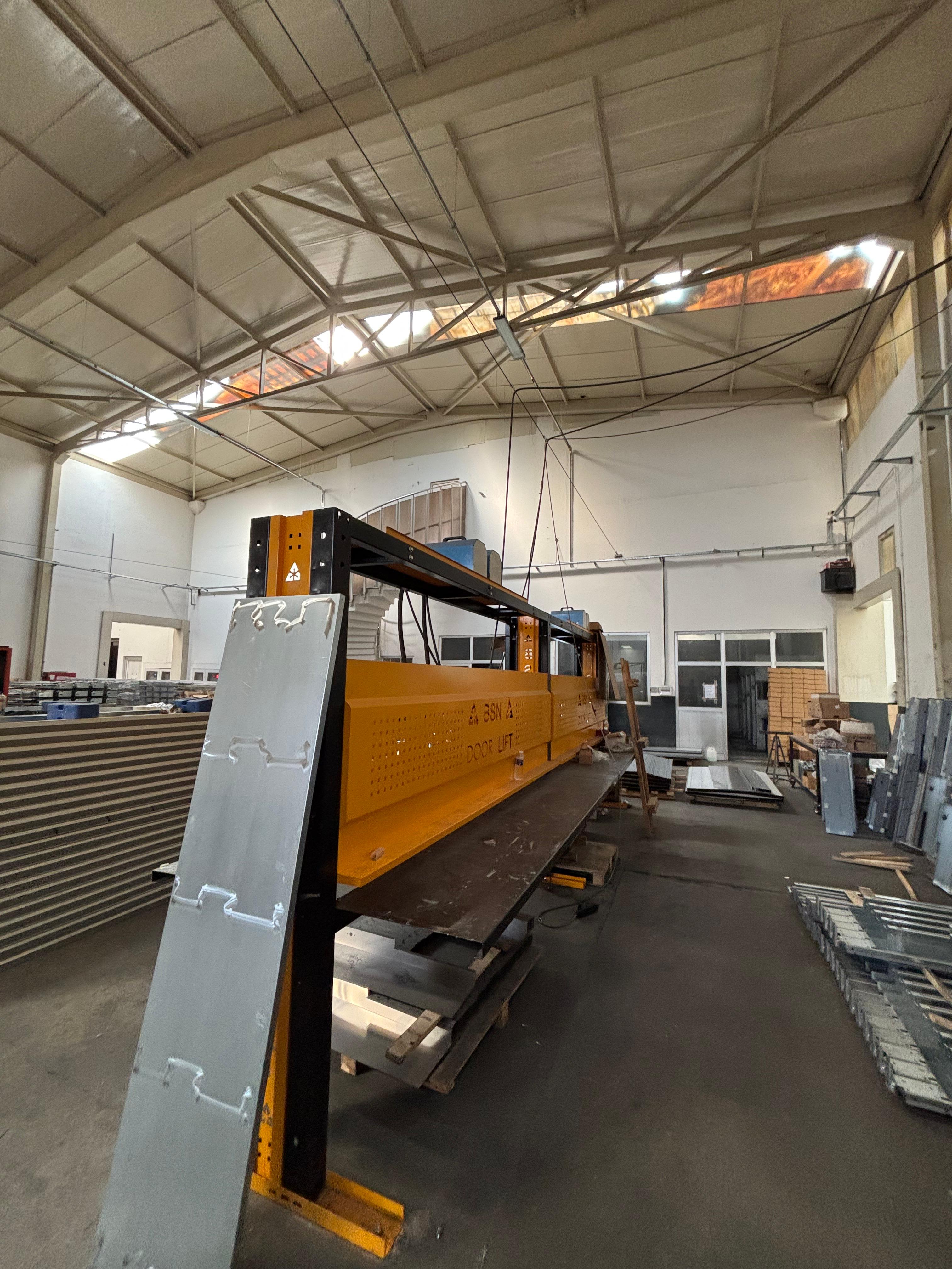 电梯的门箱和面板焊接台