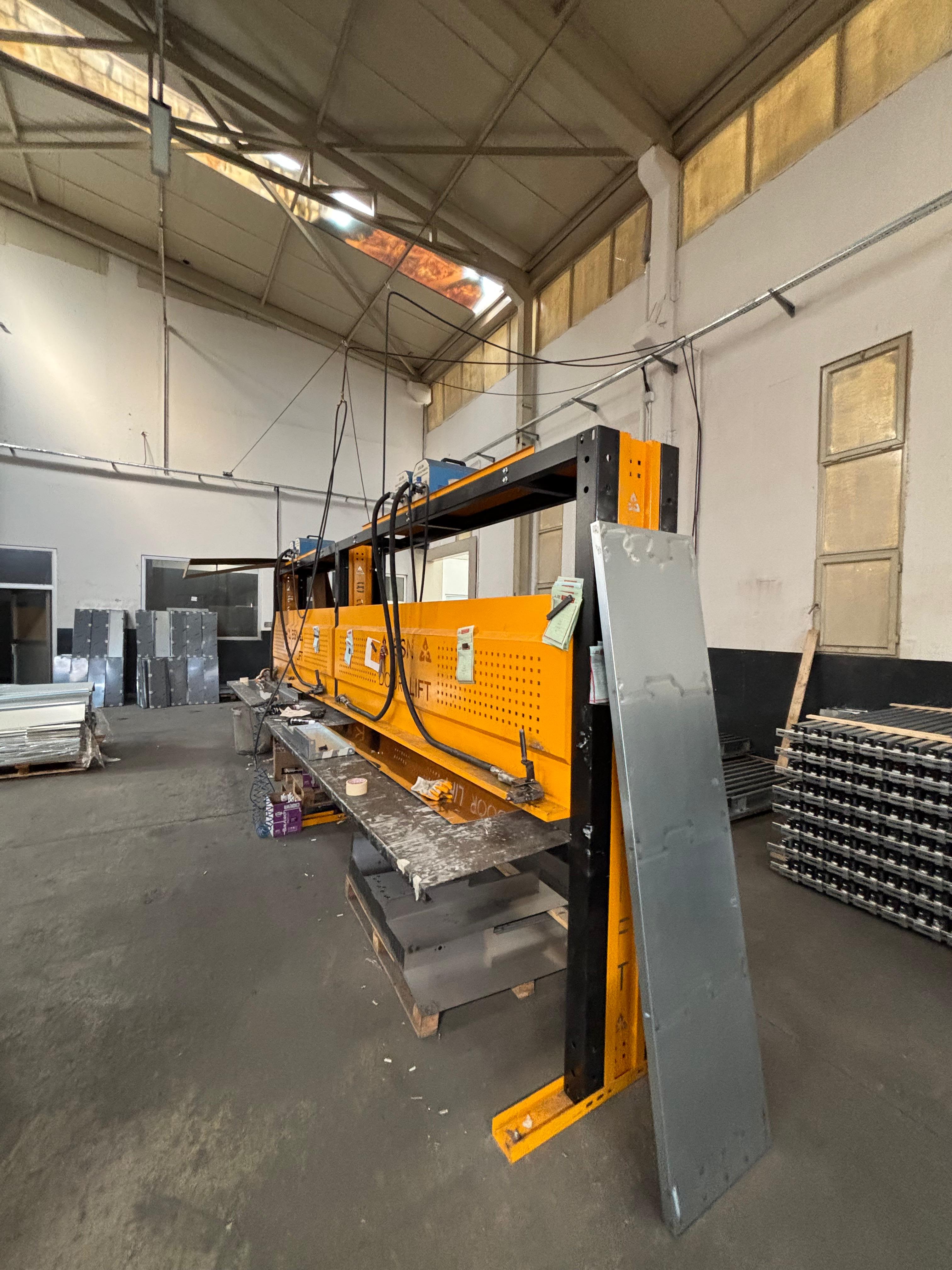 电梯的门箱和面板焊接台