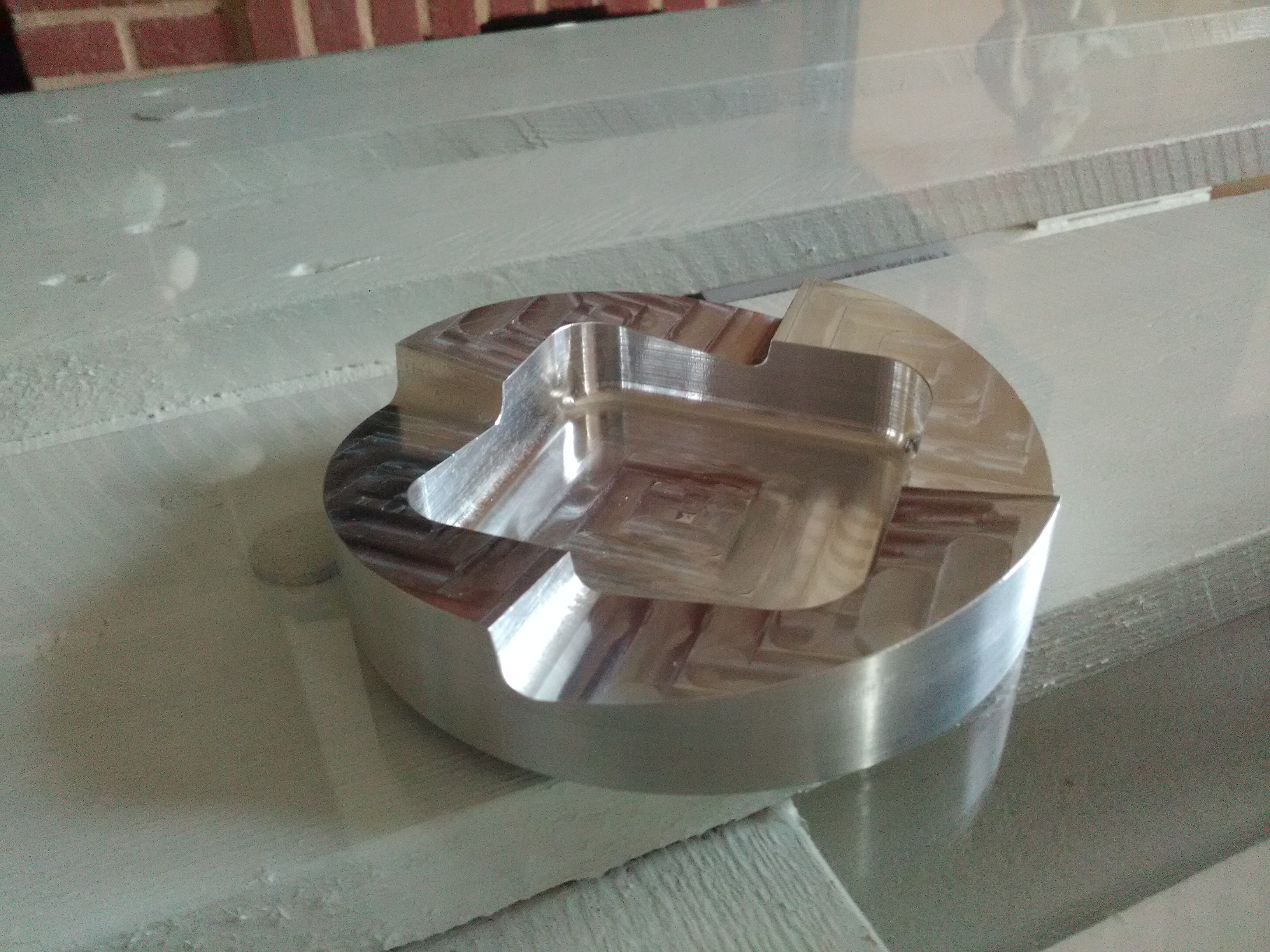 立体主义烟灰缸(直径100毫米)CNC铝制