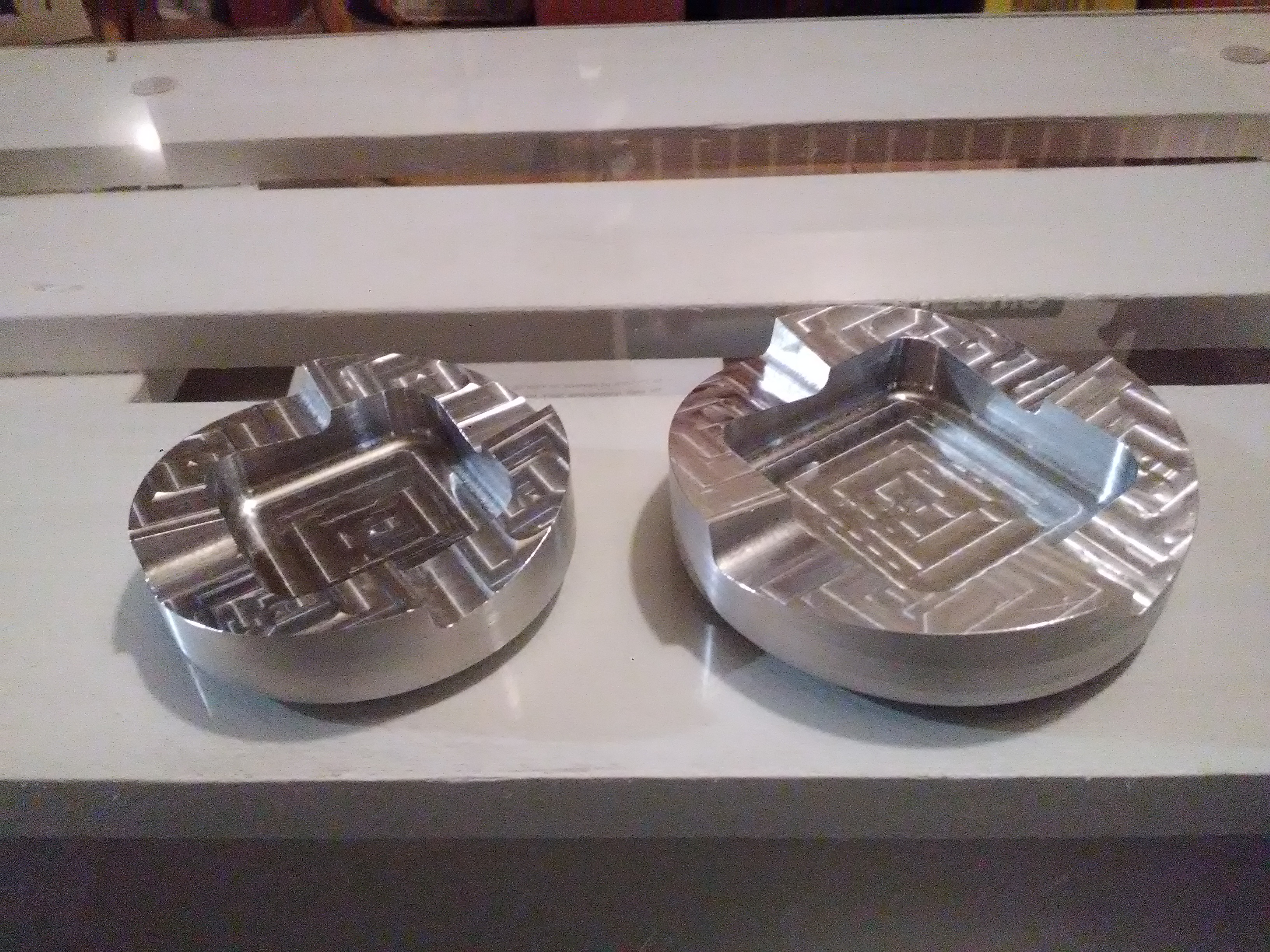 立体主义烟灰缸(直径100毫米)CNC铝制