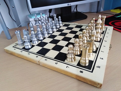铝和黄铜象棋套装