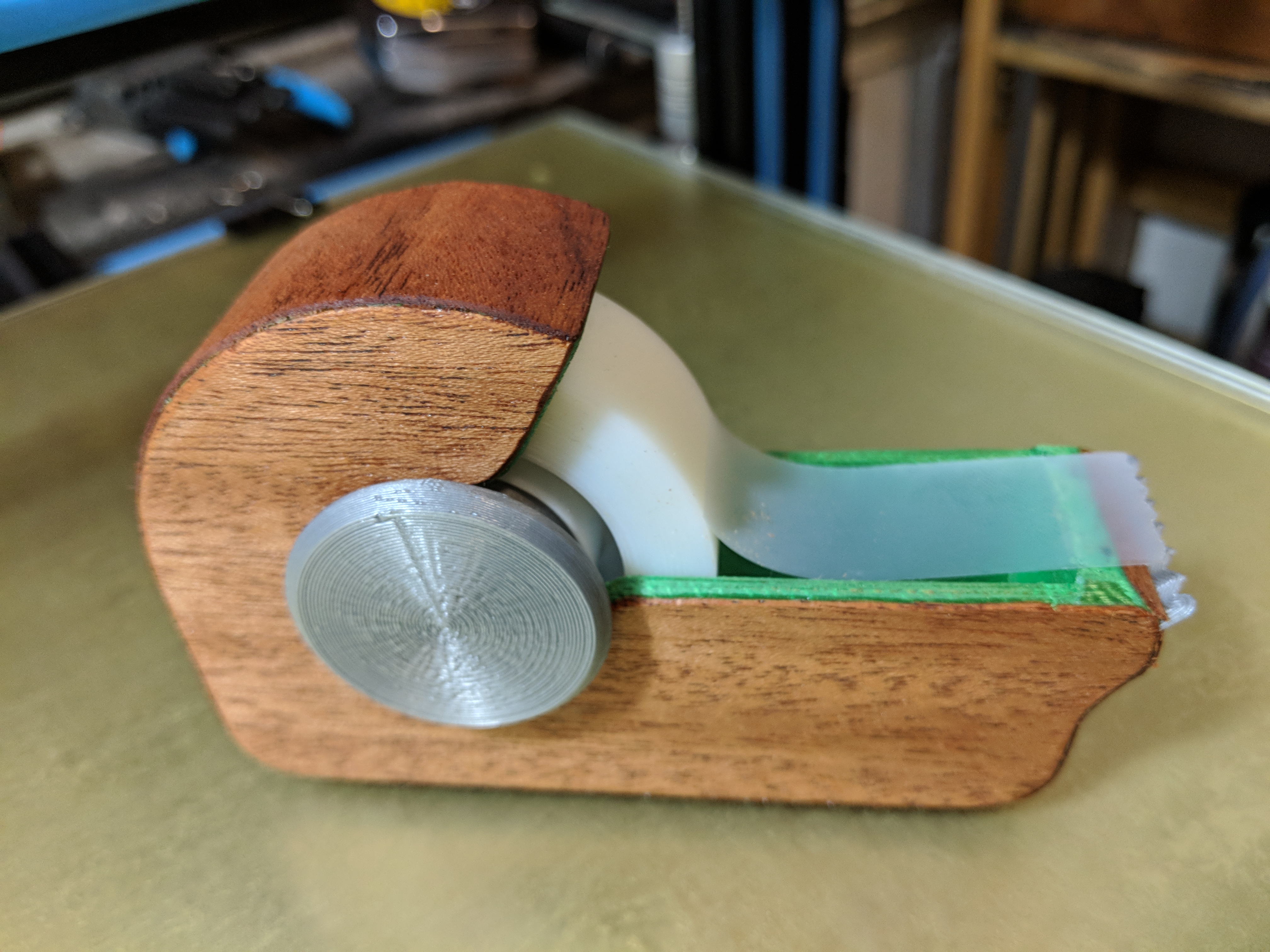 带磁性底座和轴的透明胶带分配器