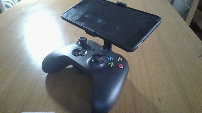 [旧版本] 3D可打印定制Xbox One控制器支架手机支架