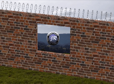 砖墙带刺网 (Pared de ladrillo con alambre de puas)