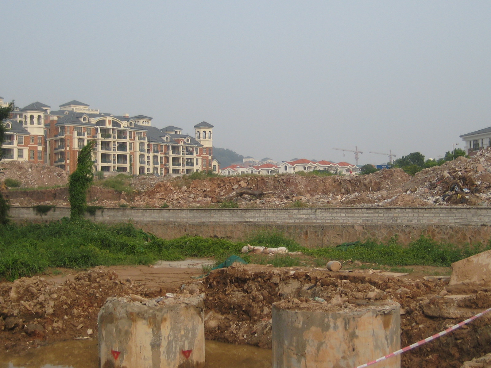 佛山南海某绿洲侧挡墙工程及涌底硬底化工程改造施工工程