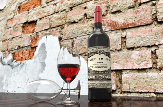 酒瓶和玻璃杯 (1)