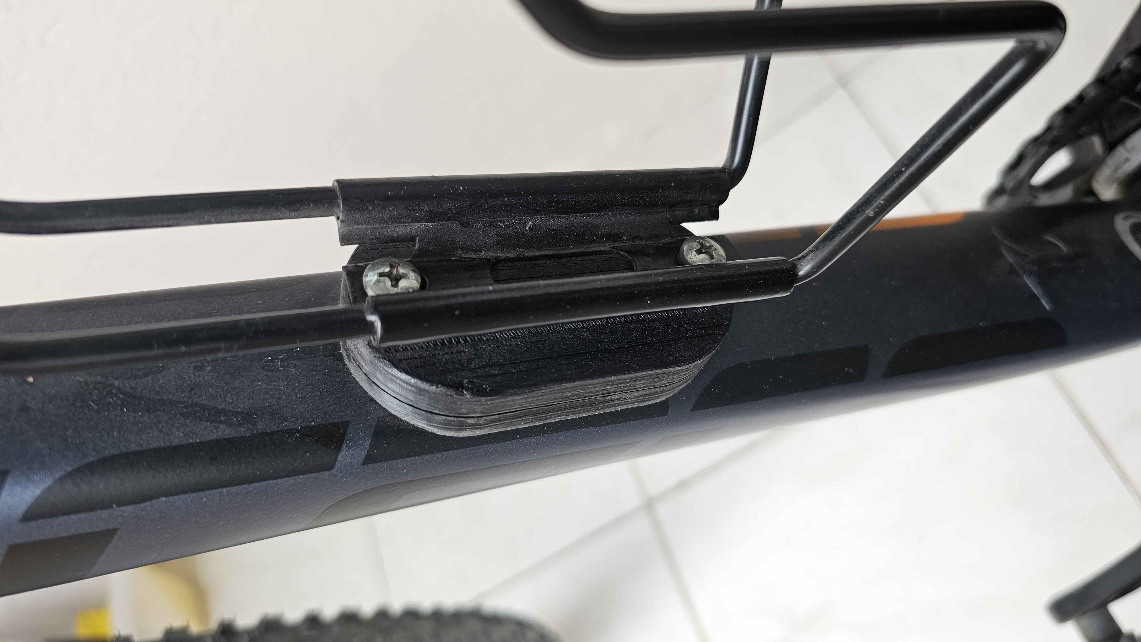 隐藏式智能标签支架用于自行车。