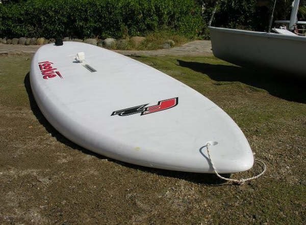 复古初学者帆板的中央帆板