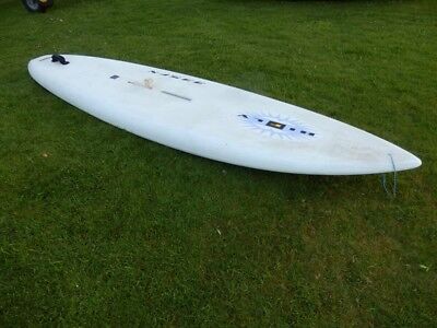 复古初学者帆板的中央帆板