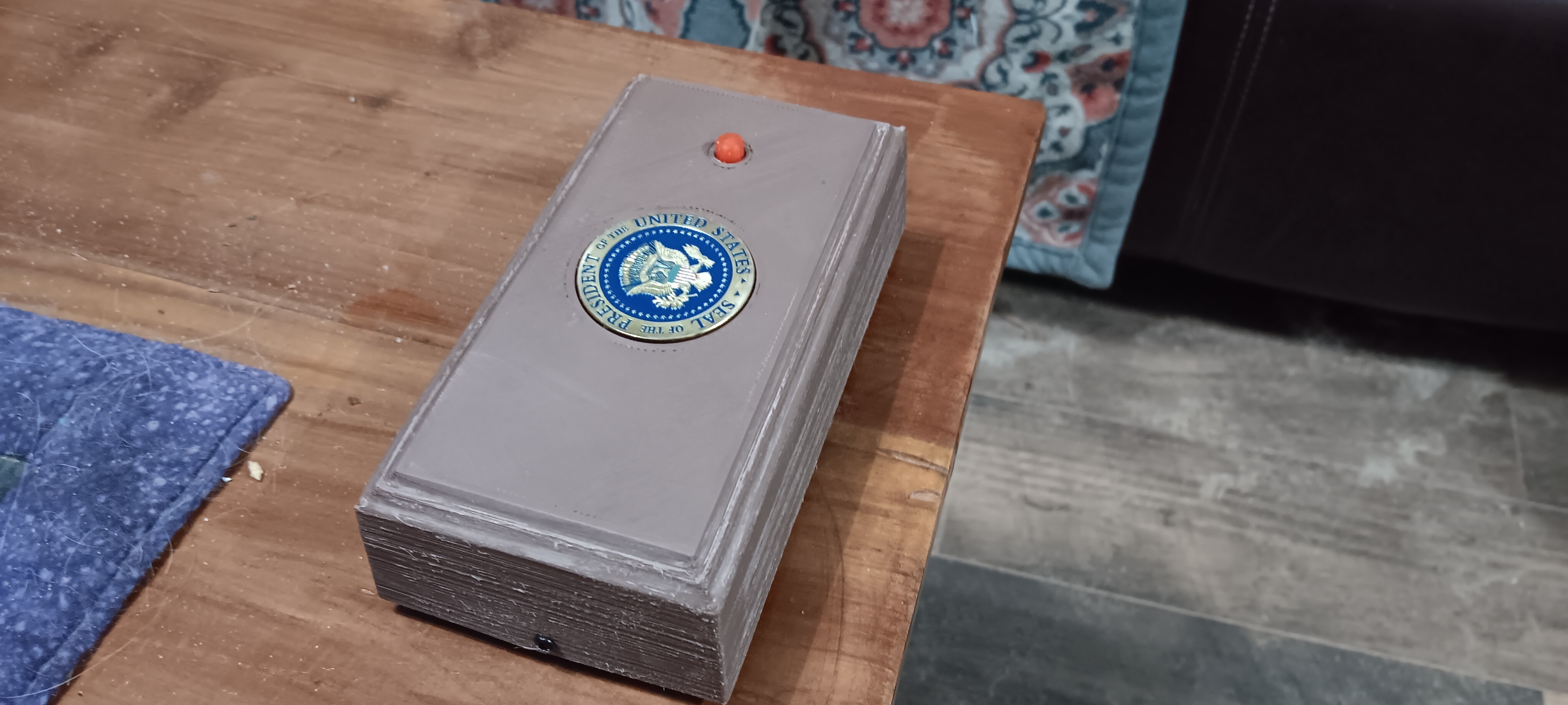 总统印章红色按钮盒