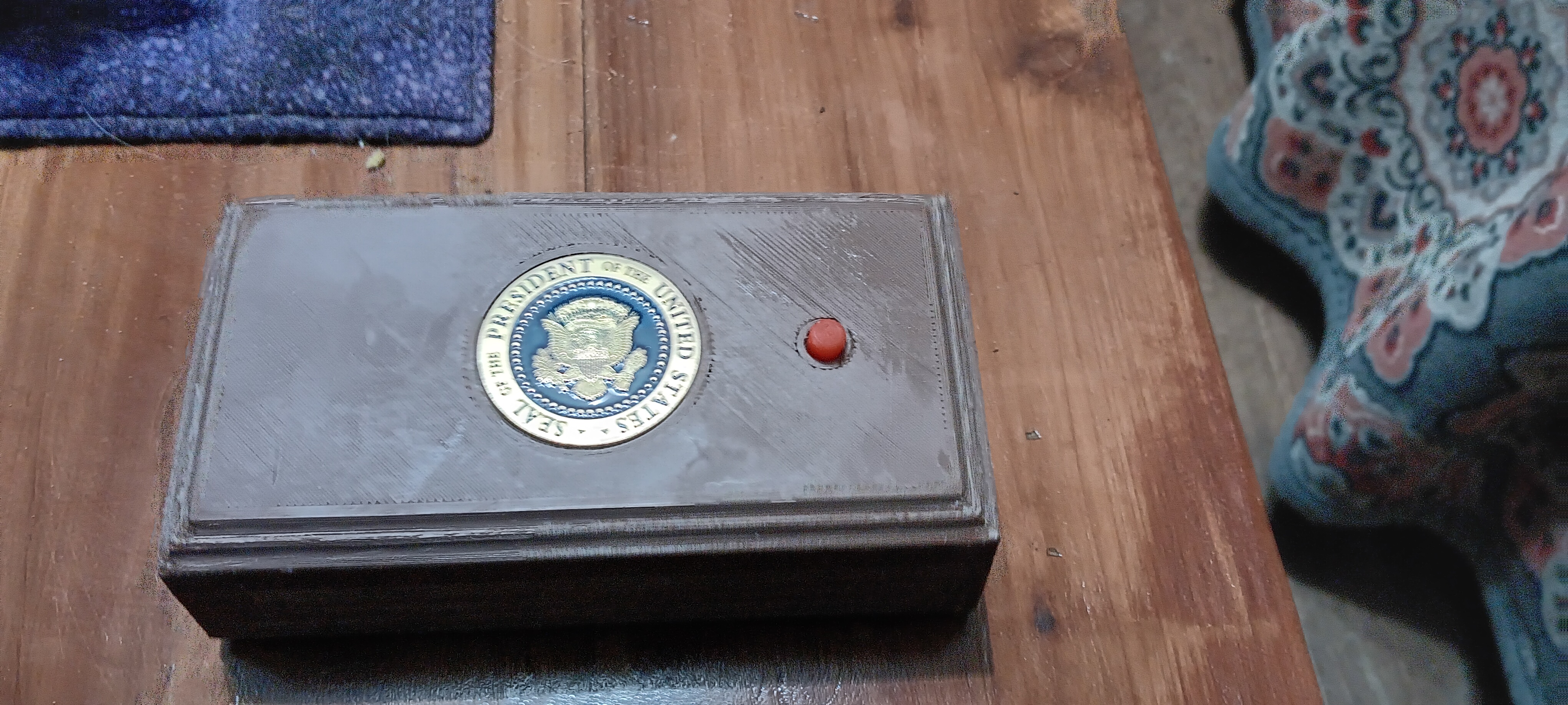 总统印章红色按钮盒