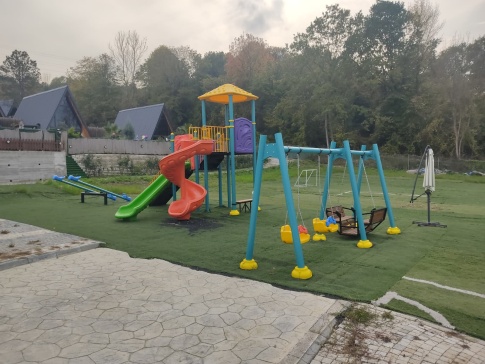 儿童游乐场模型：秋千、滑梯和翘翘板