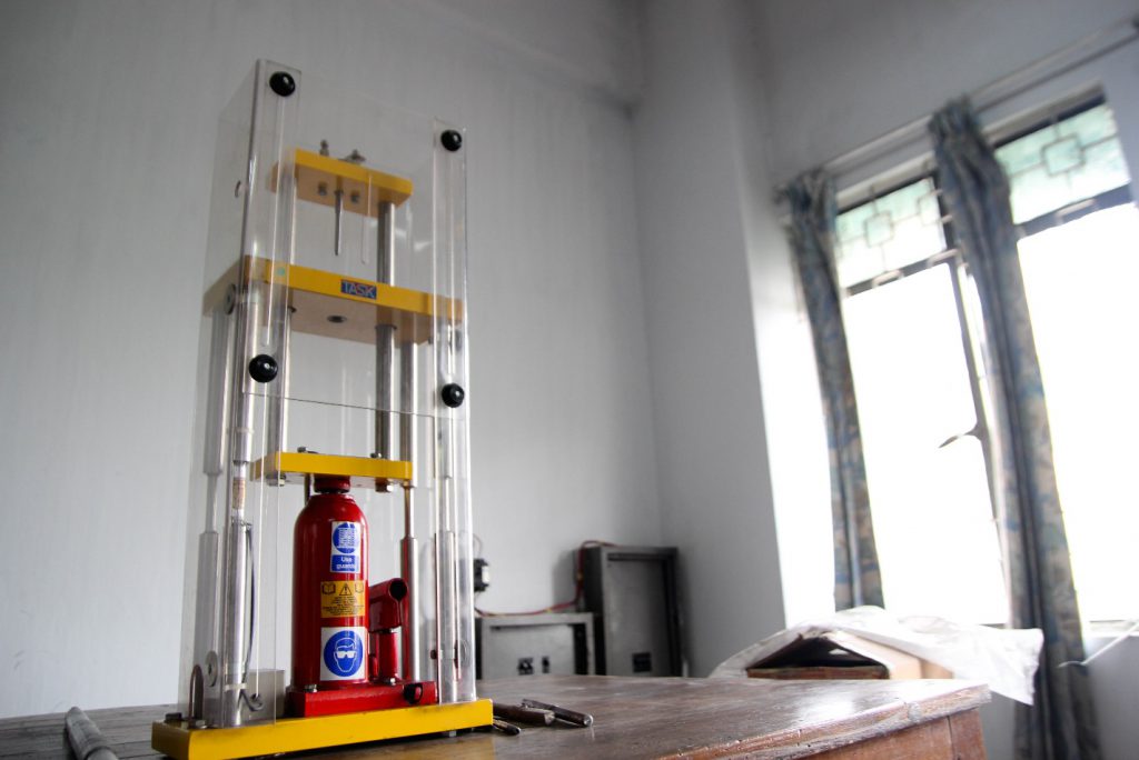 瓶式千斤顶拉压载荷装置