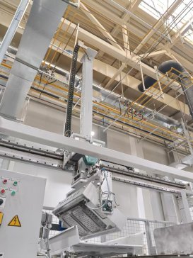 龙门料框倒料⾃动上料机