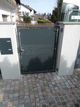 带金属填充的花园门