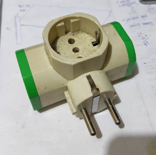 三通插头适配器