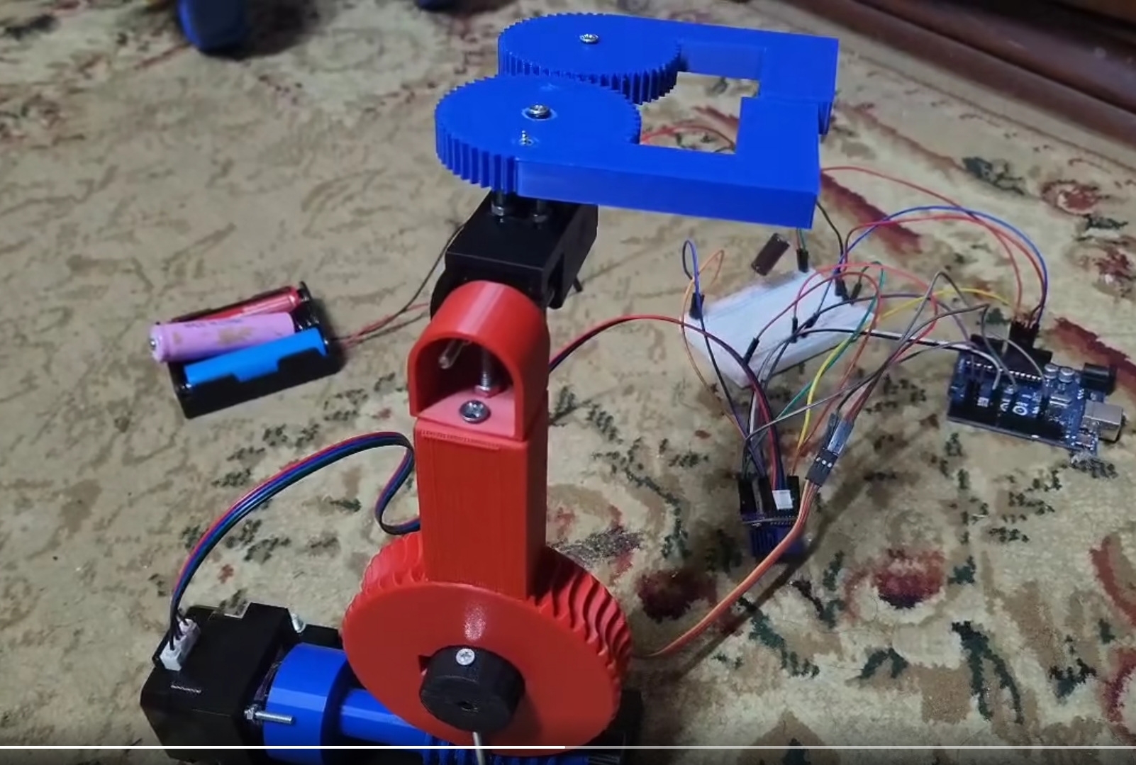 使用蠕虫齿轮的机械臂