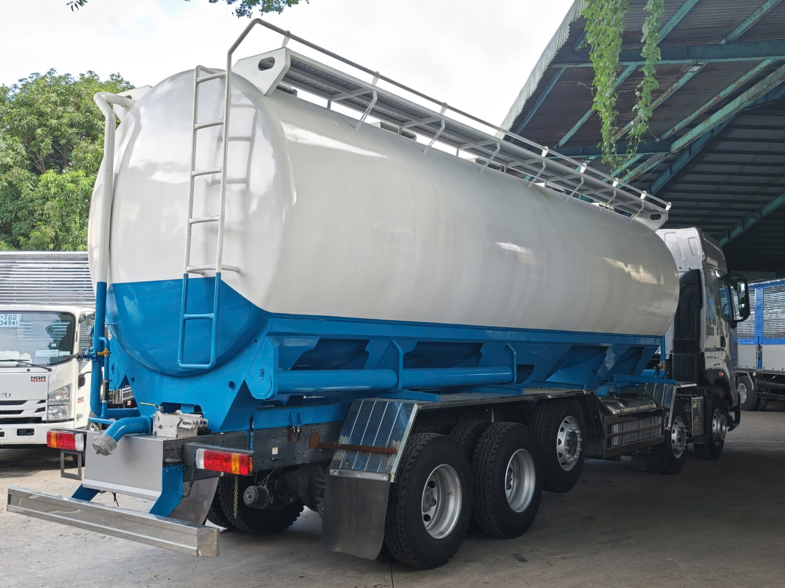 A0018791-畜牧饲料罐车 (34m3) Chenglong H7