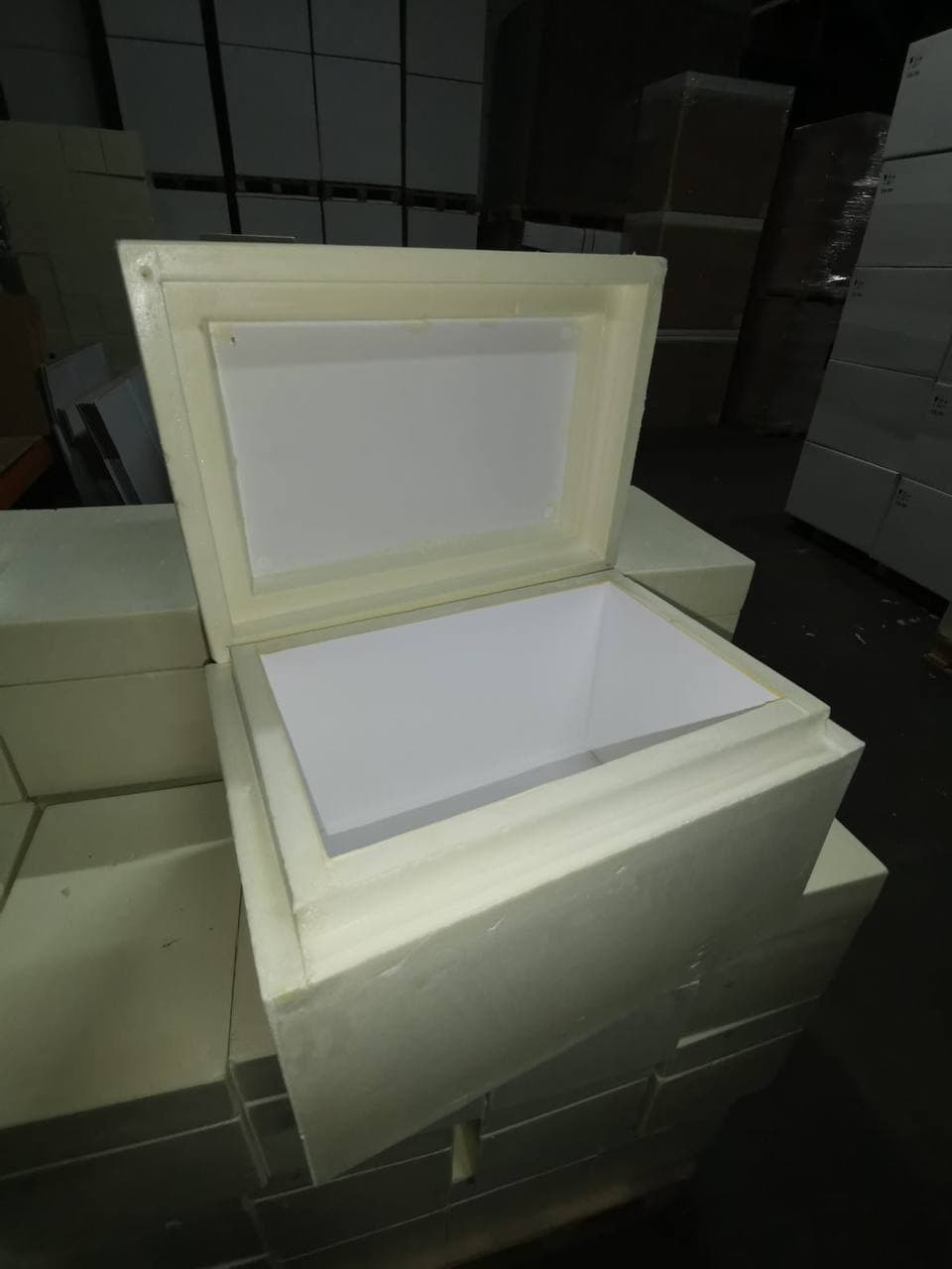 聚氨酯泡沫盒盖。聚氨酯泡沫制成的抽屉盖。封面尺寸360x240毫米