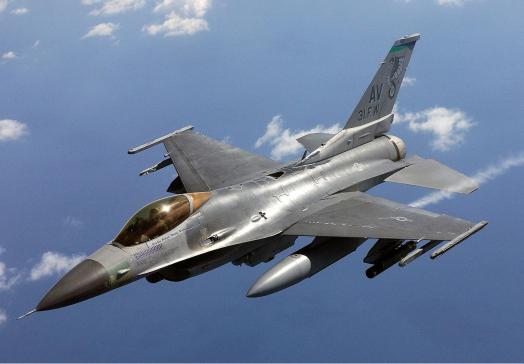 美国 F-16 带副油箱