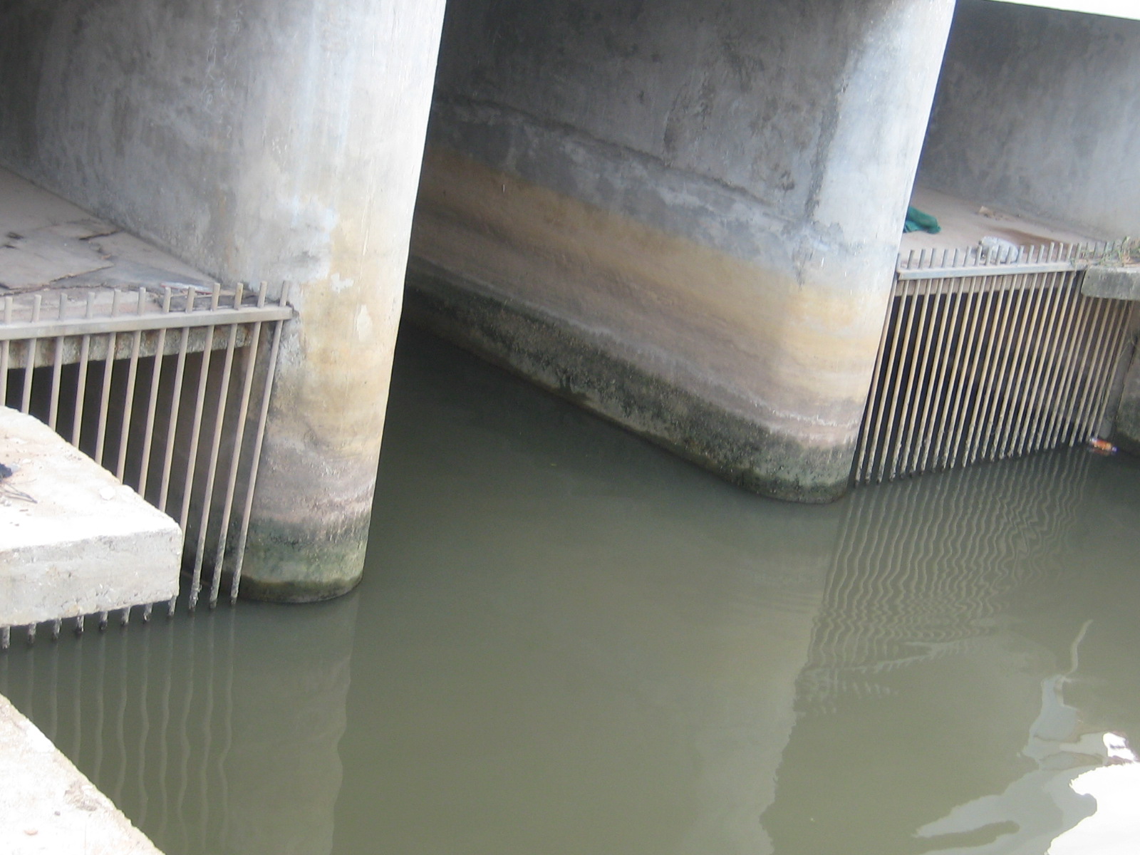 佛山南海某绿洲侧挡墙工程及涌底硬底化工程改造施工工程