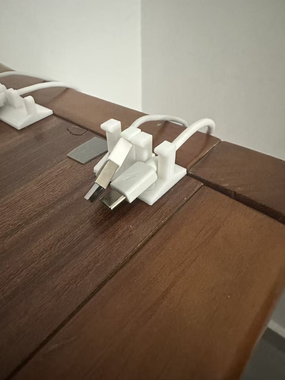粘贴型充电器固定器